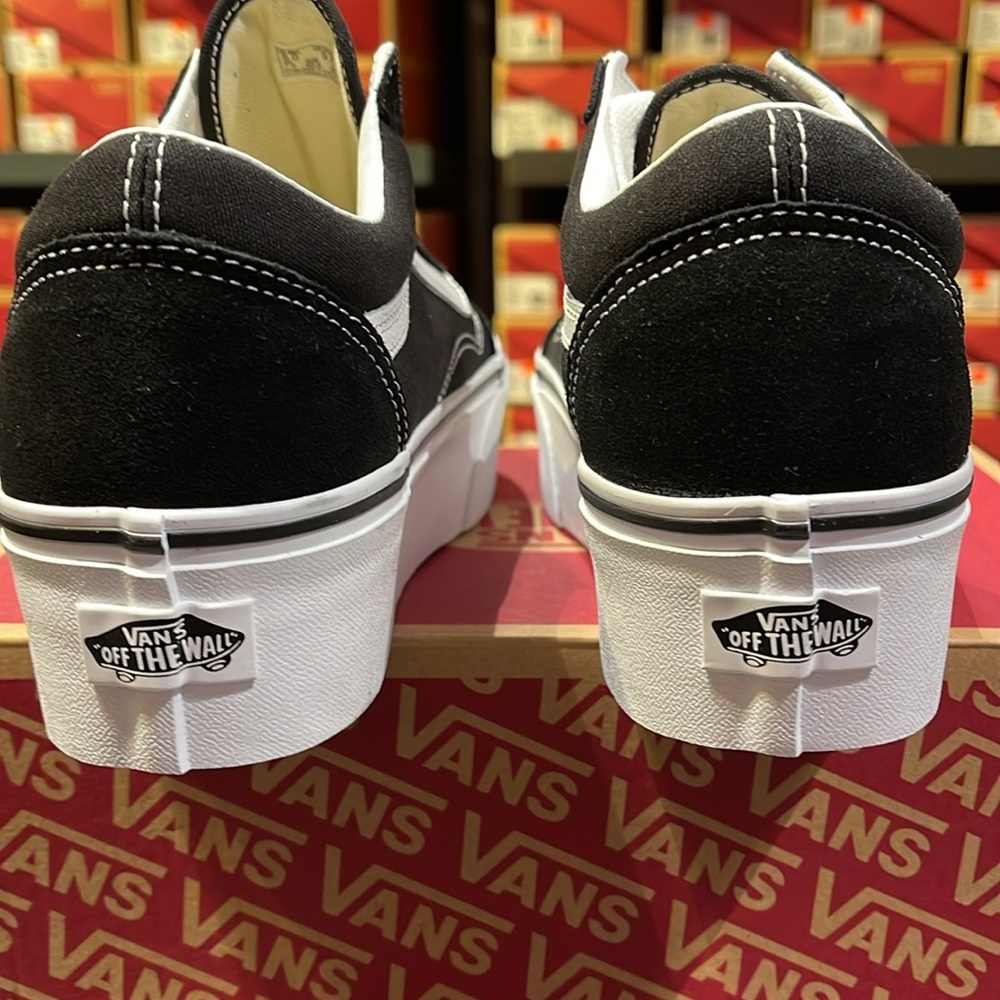 Vans WMNS Old Skool Stackform
Suede/Canvas Black/True Wht
VN0A7Q5M6BT Platforms - Picture 7 of 16